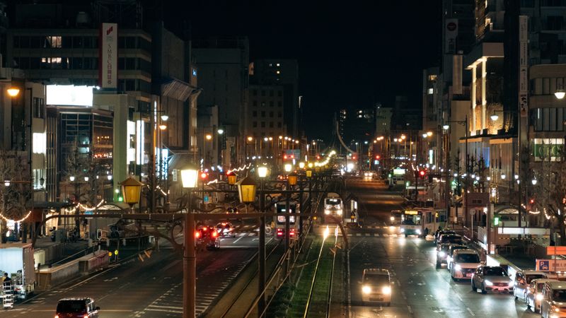 夜晚安静的城市街道路口